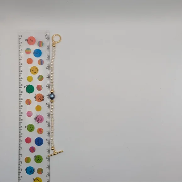 Elegant Pearl Bracelet with Gold Clasp - Picture 2 of 5